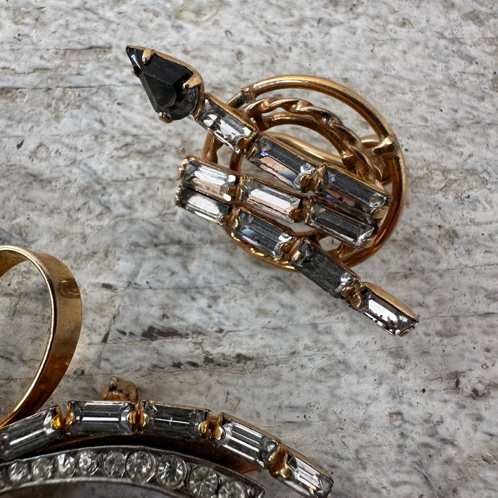 Vintage 1940s 12k GF Rhinestone Ribbon Work Brooch And Earrings - Picture 4 of 8